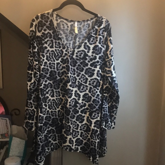 Cool Melon Tops - Long V-neck leopard print jersey